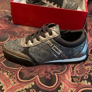 Guess sneaker fits perfect